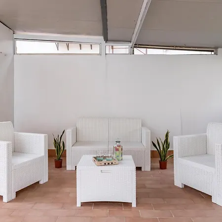 Guesthost - La Dimora Dei Mille - Roomy With Terrace Apartment